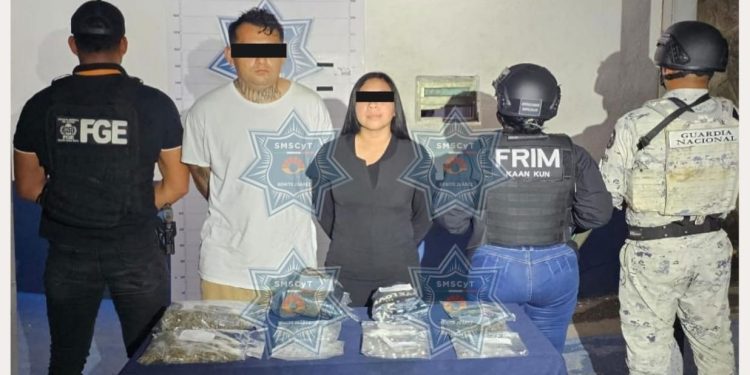 Detienen a dos personas en Cancún con más de 400 dosis de presunta droga