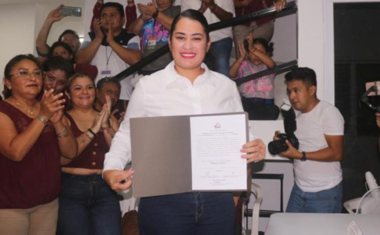 Presidenta de #Uman pierde el piso, pone su nombre en obras públicas y dispone de los recursos como propios, acciones sin sentido muy al estilo de la 4T