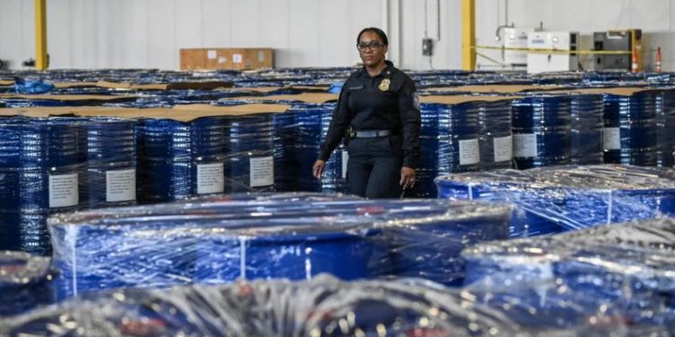 EE.UU. incauta 13 mil barriles de químicos para drogas enviados de China al Cártel de Sinaloa