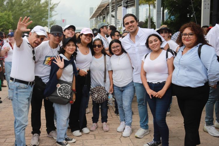 Enrique Baños intenta vender respaldo ciudadano en redes a costa de presupuesto de la UT Cancún, acarreo masivo pagado con recursos públicos