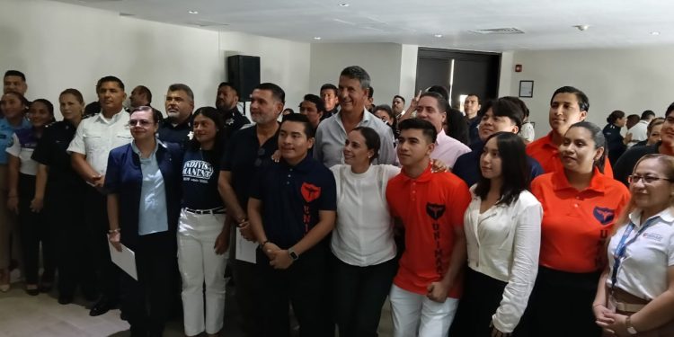 Cancún invierte millón y medio en becas universitarias para hijos de policías y bomberos