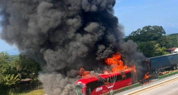 Autobús se incendia tras choque en autopista Córdoba-Veracruz; 14 personas resultan heridas