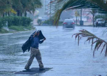 Huracán “Lorena” pone en alerta a varios estados; activan más de mil refugios