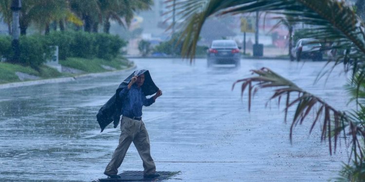 Huracán “Lorena” pone en alerta a varios estados; activan más de mil refugios