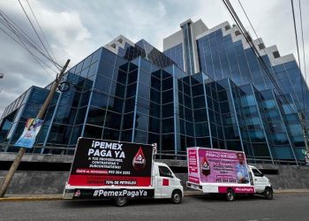 Campaña en avenidas de Villahermosa «Pemex paga ya»