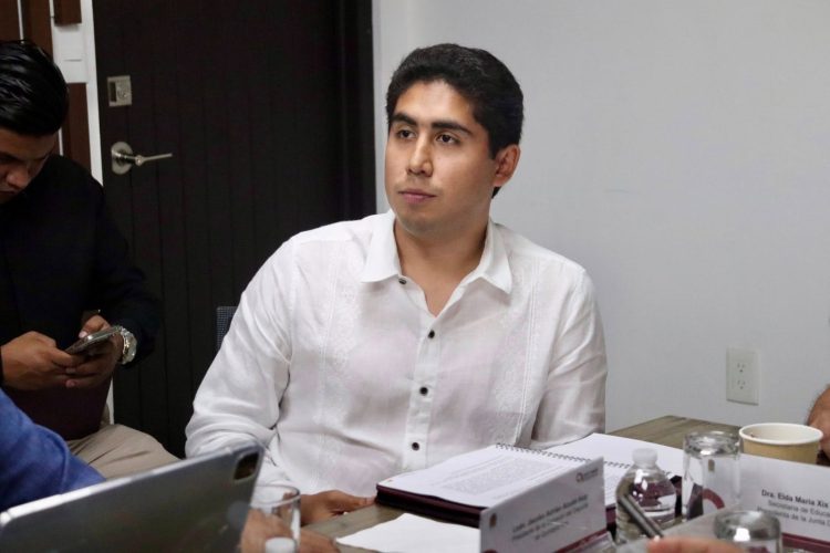 CODEQ la caja chica de dos pillos, Eric Arcila y su fiel asistente Jacobo Adrián Arzate