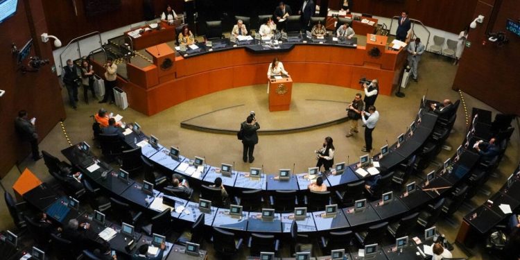 Reforma a la Ley de Amparo divide opiniones en Senado
