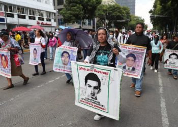 Familias de Ayotzinapa exigen extradición de presuntos responsables desde Israel y Estados Unidos