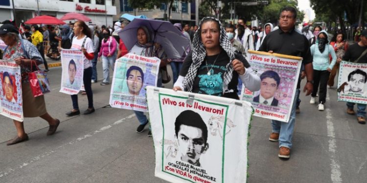 Familias de Ayotzinapa exigen extradición de presuntos responsables desde Israel y Estados Unidos