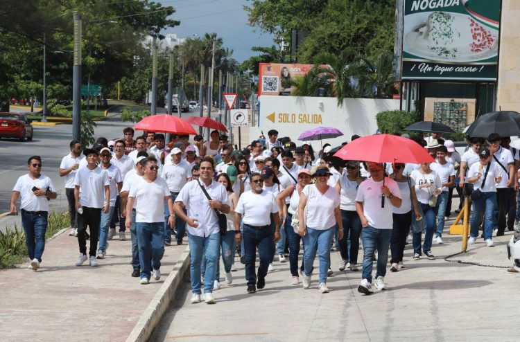 Enrique Baños intenta vender respaldo ciudadano en redes a costa de presupuesto de la UT Cancún, acarreo masivo pagado con recursos públicos