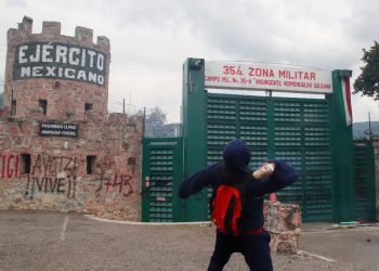 Normalistas lanzan petardos y bombas molotov contra instalaciones militares en Chilpancingo