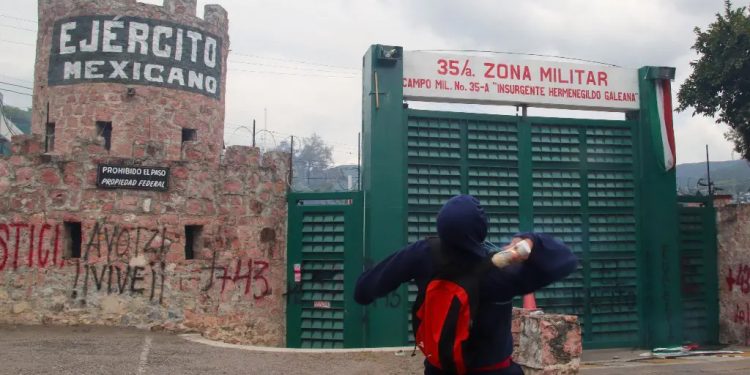 Normalistas lanzan petardos y bombas molotov contra instalaciones militares en Chilpancingo
