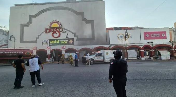 Continúa incendio al interior de tienda del sol en Villahermosa.