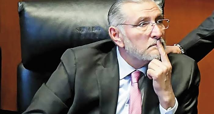 Adan Augusto enfrenta una crisis política tras los señalamientos que lo vinculan con grupos delictivos.