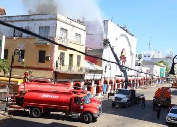 Reabren negocios del centro tras incendio de tienda delSol.