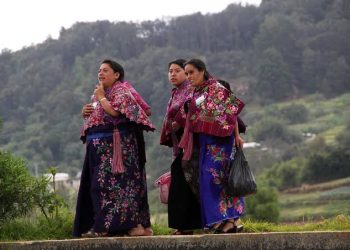 Rezago educativo afecta a mujeres indígenas
