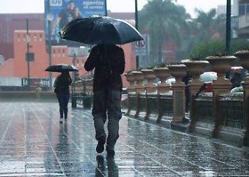 Canal de baja presión, frente frío y onda tropical aumentan el potencial de lluvias en Veracruz