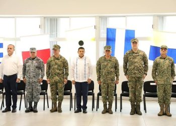 Asiste el gobernador Javier May a la toma de protesta del nuevo Comandante de Tercera Región Naval, Juan Carlos Vera