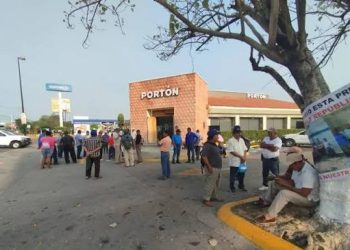 Bloqueo en el puente de los monos por los adeudos de Pemex.