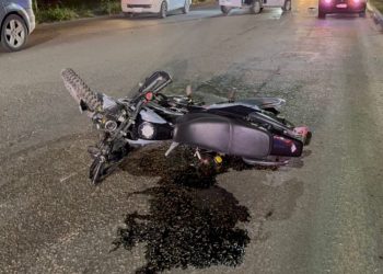 Motociclista choca contra camioneta estacionada en Cancún; es trasladado al hospital