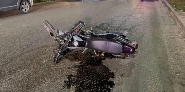 Motociclista choca contra camioneta estacionada en Cancún; es trasladado al hospital