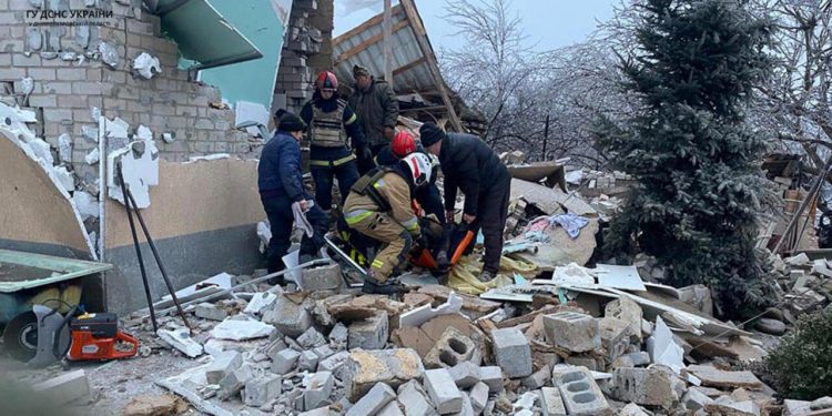 Ataque aéreo ruso en Ucrania deja cuatro muertos y decenas de heridos, informa Zelenski