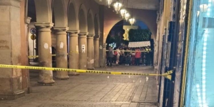 Balacera frente a la Presidencia Municipal de Celaya deja un presunto agresor muerto y dos heridos