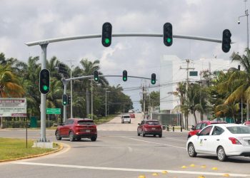 Colocan nuevos semáforos para mejorar la seguridad vial en la avenida 135 de Cancún