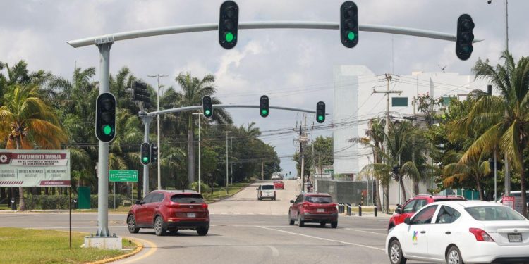 Colocan nuevos semáforos para mejorar la seguridad vial en la avenida 135 de Cancún