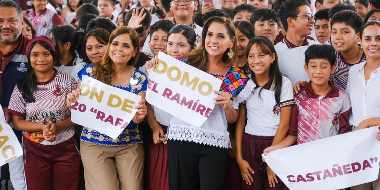 Entrega Mara Lezama domo nuevo a 950 estudiantes de la técnica 20 “Rafael Ramírez Castañeda”, de Cancún