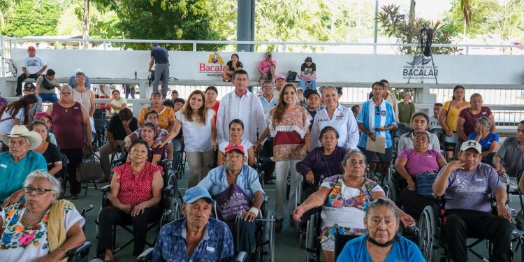 Más quintanarroenses recuperan su independencia gracias a sillas de ruedas y apoyos funcionales entregados en Bacalar