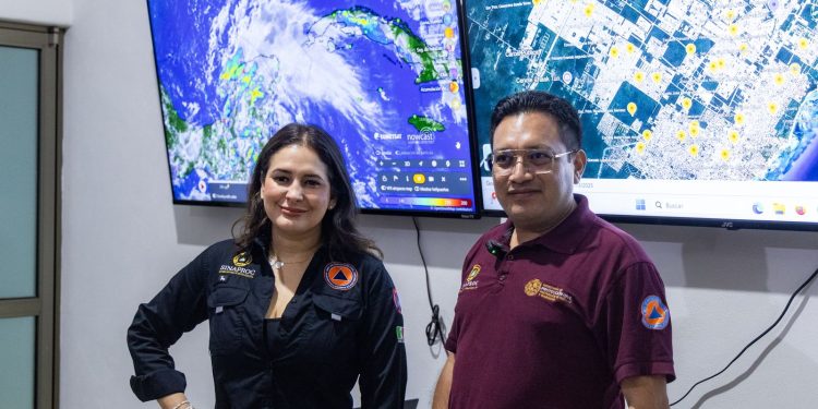 Estefanía Mercado junto al equipo de Protección Civil recorre la ciudad para atender situación por las lluvias