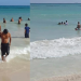 Guardavidas salvan a dos hombres de ahogarse en Playa del Carmen