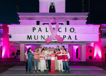 Playa del Carmen ilumina su compromiso por la vida en el Mes Rosa
