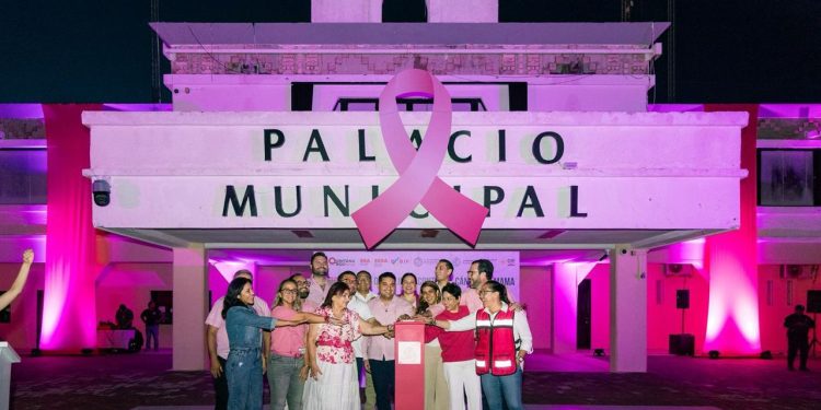 Playa del Carmen ilumina su compromiso por la vida en el Mes Rosa