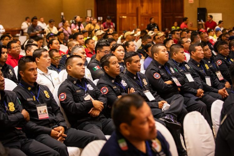 Inaugura Estefanía Mercado el Congreso Nacional de Bomberos, Playa del Carmen 2025