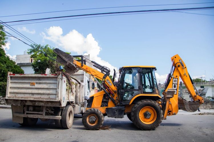 Estefanía Mercado responde con soluciones de descacharrización y desazolve de pozos en la colonia Ejido
