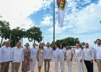 Mara Lezama encabezó el izamiento de bandera por el 51 aniversario de Quintana Roo como Estado Libre y Soberano