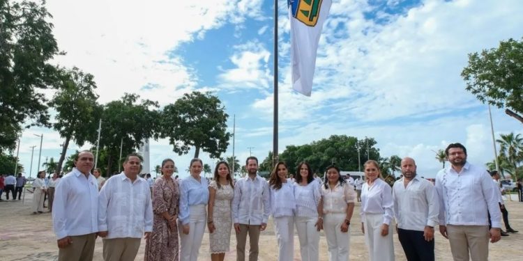 Mara Lezama encabezó el izamiento de bandera por el 51 aniversario de Quintana Roo como Estado Libre y Soberano