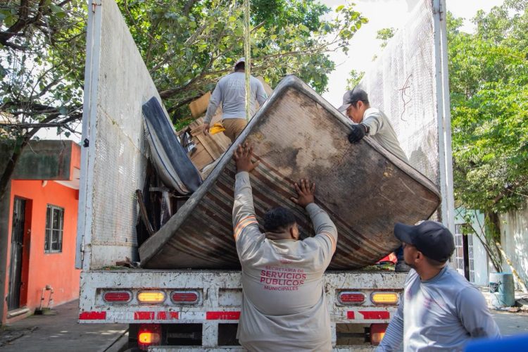Estefanía Mercado responde con soluciones de descacharrización y desazolve de pozos en la colonia Ejido