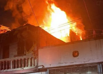 Arde vivienda abandonada en la colonia “La Petrolera” de Villahermosa