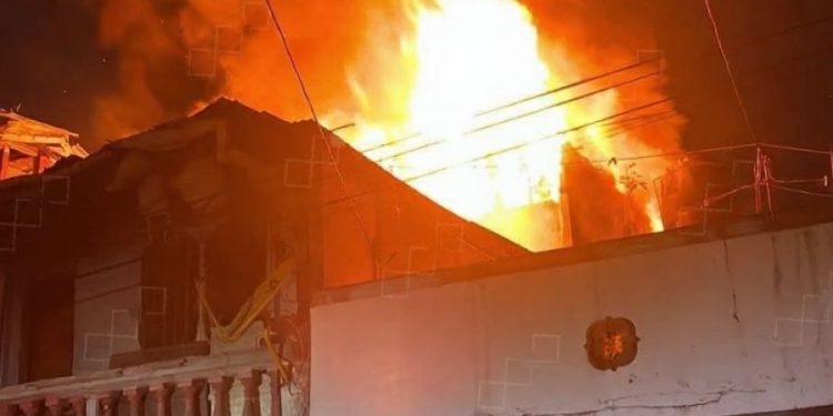 Arde vivienda abandonada en la colonia “La Petrolera” de Villahermosa