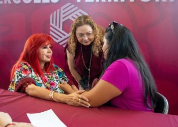 Layda Sansores atiende a los vecinos de colonia Granjas y comunidades aledañas