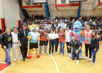 Recibe Ana Paty peralta a más de 400 deportistas y artistas quintanarroenses