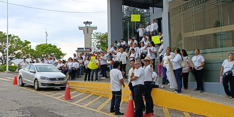 Protestan trabajadores del TSJ; exigen homologación salarial con burócratas federales