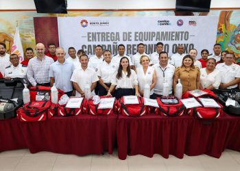 Gobierno de Ana Paty Peralta y sector privado fortalecen al heroico cuerpo de bomberos de Cancún