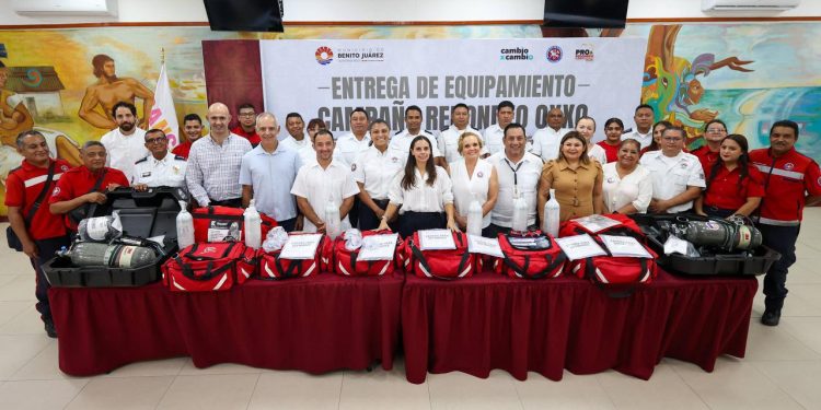Gobierno de Ana Paty Peralta y sector privado fortalecen al heroico cuerpo de bomberos de Cancún