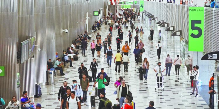 AICM pierde casi un millón de pasajeros: caída confirma crisis en el aeropuerto más importante del país
