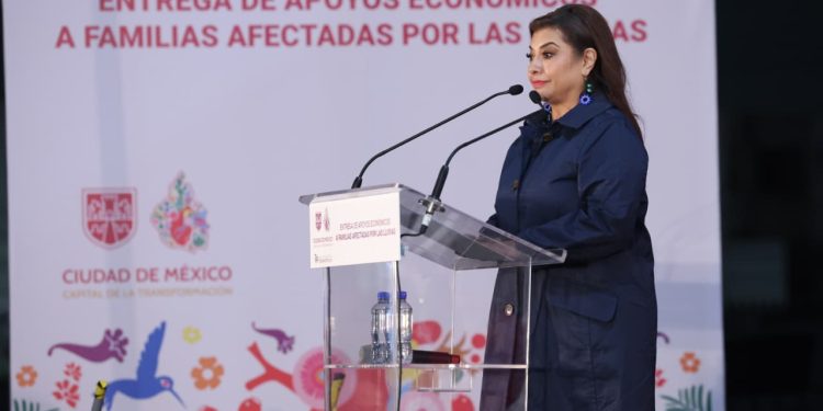 Entrega Clara Brugada más de 2 mil 500 apoyos a familias afectadas por las lluvias en Iztapalapa