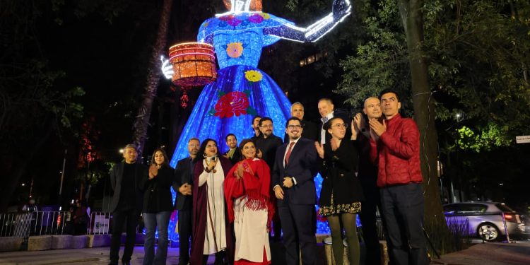 Encabeza Clara Brugada apertura de la exposición lumínica «Sólo la Luz», en Paseo de la Reforma